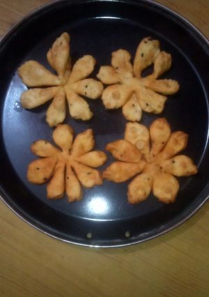 फ्लावर मठरी (flower mathri recipe in Hindi) रेसिपी मुख्य फोटो