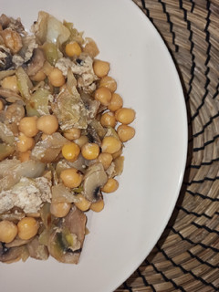 Una foto de Salteado de garbanzos, col y champiñones