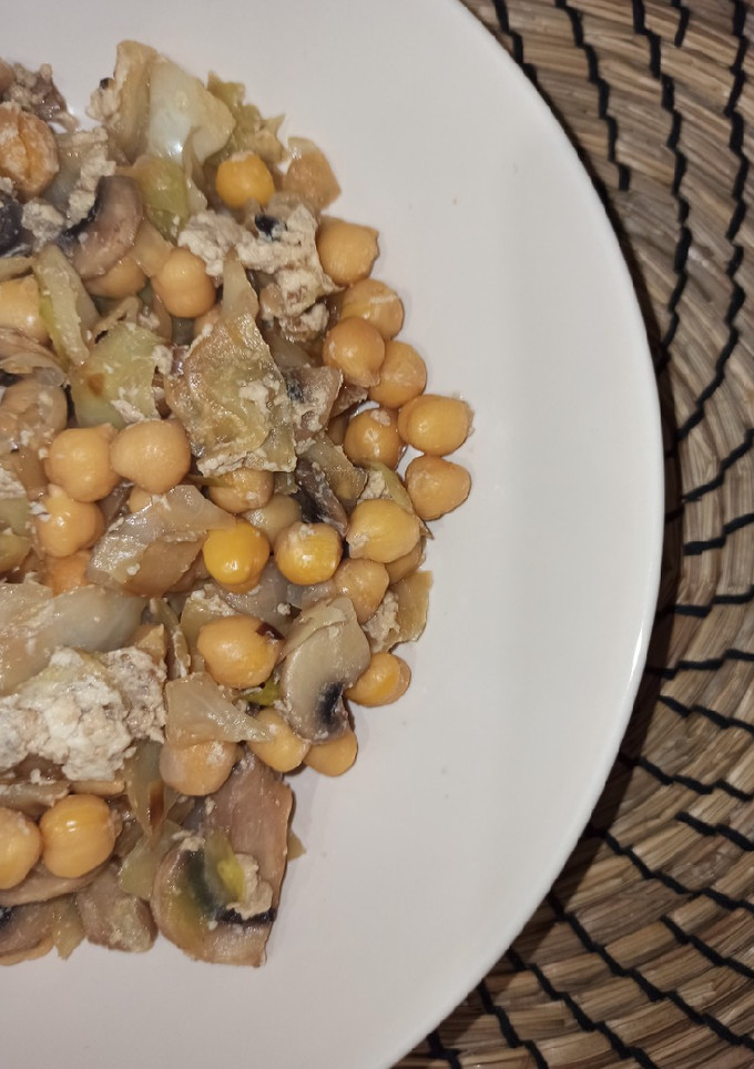 Una foto de Salteado de garbanzos, col y champiñones