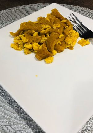 Una foto de Desayuno chicharrón con huevo 😋