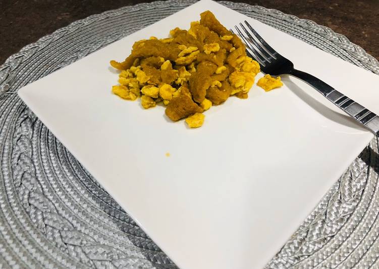 Desayuno chicharr贸n con huevo 馃構