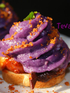 Una foto de Canapé de pulpo con patata morada