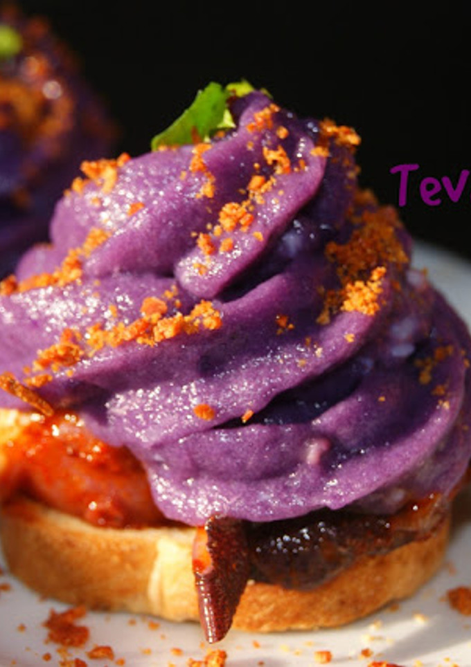 Una foto de Canapé de pulpo con patata morada