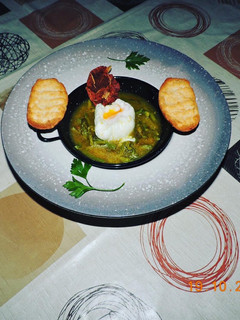 Una foto de Caldillo o sopa de espárragos con huevo poche y crujiente de jamón