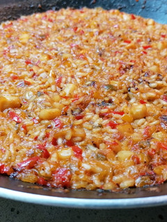 Una foto de Arroz del Delta con verduras y sepia