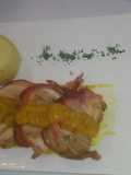 Involtini de pollo relleno con jamón y queso albardado con tocineta y puré liso con salsa chutney de mango