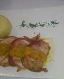 Involtini de pollo relleno con jamón y queso albardado con tocineta y puré liso con salsa chutney de mango