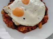 Una foto de bacalao con pisto