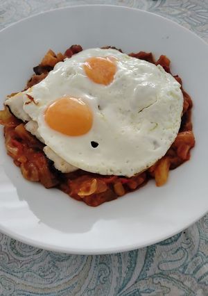 Una foto de Pisto con huevos y bacalao en Thermomix