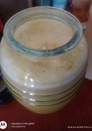 Una foto de Agua de piña con chía 😋😋