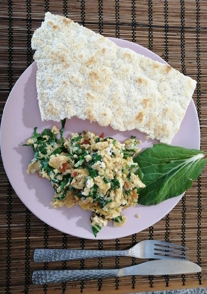 Una foto de Huevos revueltos con espinacas