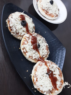 મીની ચીઝ પીઝા, (Mini Cheese pizza Recipe in Gujarati) રેસીપી મુખ્ય ફોટો