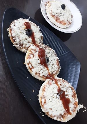 મીની ચીઝ પીઝા, (Mini Cheese pizza Recipe in Gujarati) રેસીપી મુખ્ય ફોટો