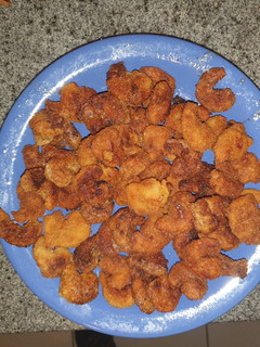 Una foto de Camarones empanados fritos