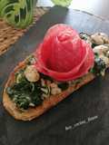 Tosta tibia de espinacas con queso de cabra y salami
