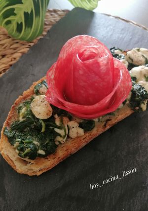 Foto principal de Tosta tibia de espinacas con queso de cabra y salami