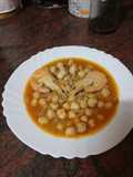 Guiso de garbanzos con langostinos