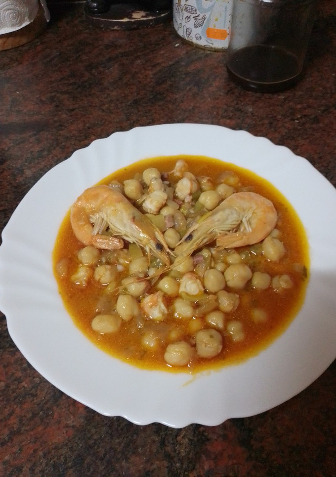 Una foto de Guiso de garbanzos con langostinos