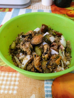 Una foto de Quinoa con mejillones, tomate y pepinillos agridulces