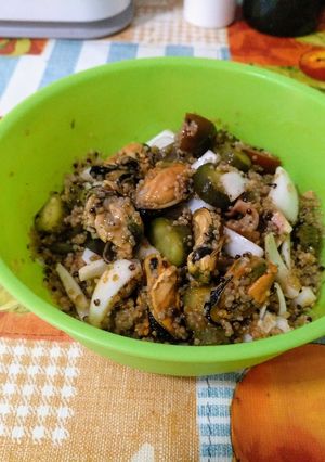 Una foto de Quinoa con mejillones, tomate y pepinillos agridulces
