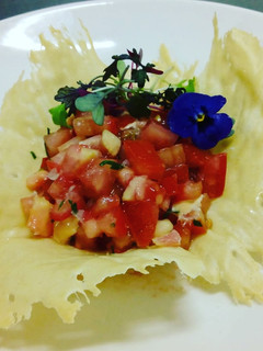 Una foto de Crujiente tartar de tomate y albahaca