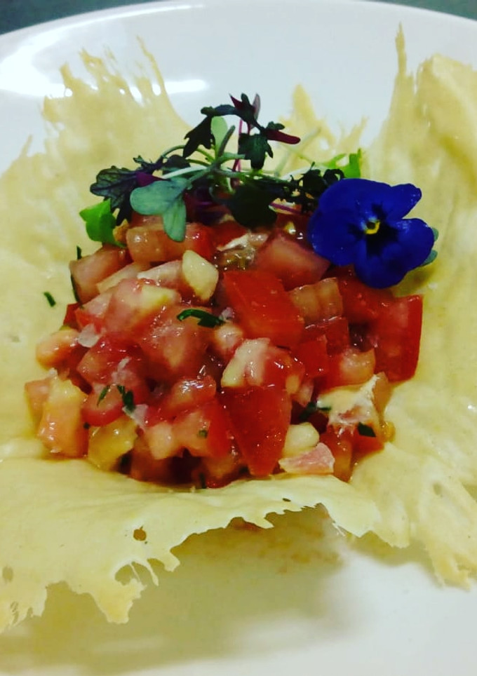 Una foto de Crujiente tartar de tomate y albahaca