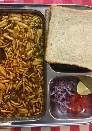 A picture of Maharashtrian Food Missal pav.