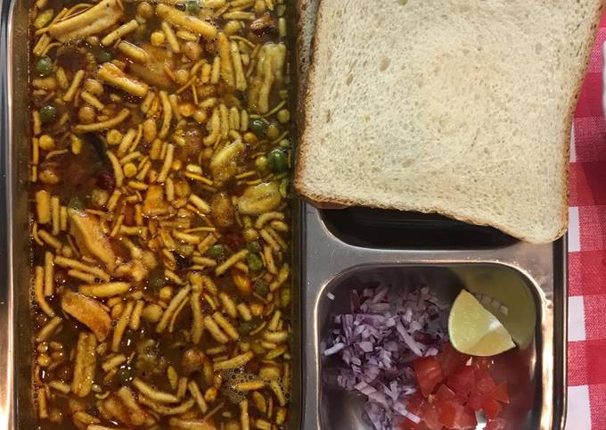 Maharashtrian Food Missal pav Recipe by Deepti Patil - Cookpad