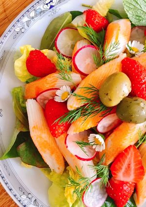 Hình của món Salad Thanh Cua Dâu Tây Sốt Sữa Chua Thì Là.