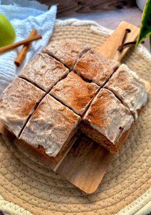 Una foto de Bizco-blondie de manzana y canela con cobertura de queso crema en freidora de aire