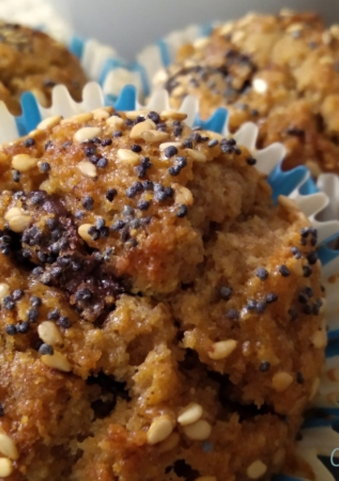 Una foto de Magdalenas veganas de espelta con sésamo, canela y crema de algarroba