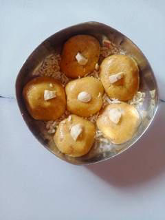 रवा बेसन लाडू (rava besan ladoo recipe in marathi) रेसिपी चे मुख्य फोटो