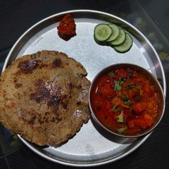 A picture of Jowar bhakri with sabji.