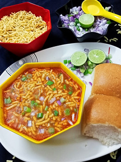 વટાણા નું સેવ ઉસળ (Vatana Sev Usal Recipe In Gujarati) રેસીપી મુખ્ય ફોટો