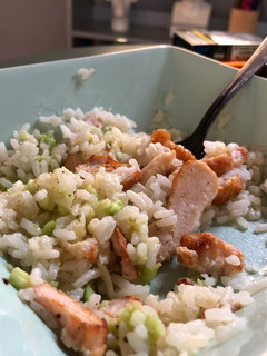 Una foto de Arroz basmati con pollo, aguacate y queso