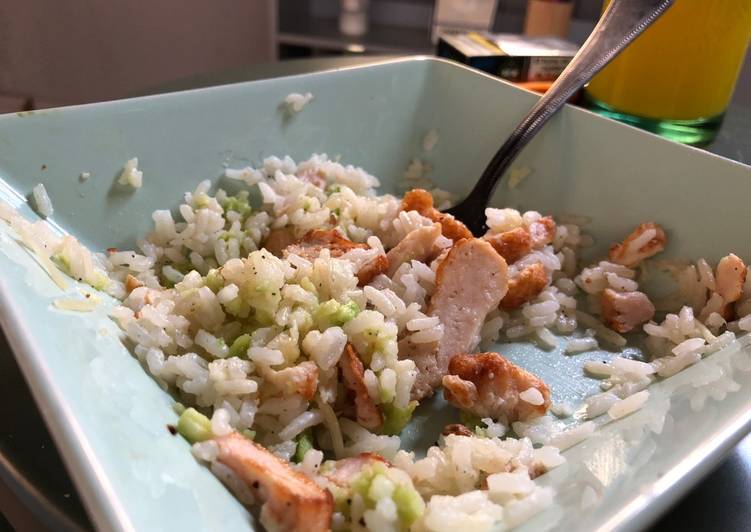 Arroz basmati con pollo, aguacate y queso