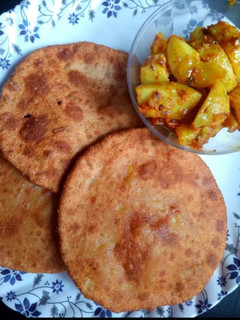 आलू की पूरी (Aloo ki puri recipe in hindi) रेसिपी मुख्य फोटो