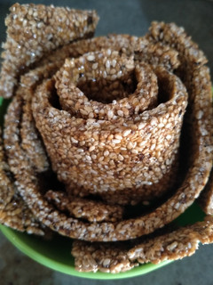 તલની ચીક્કી (Tal chikki Recipe in Gujarati) રેસીપી મુખ્ય ફોટો