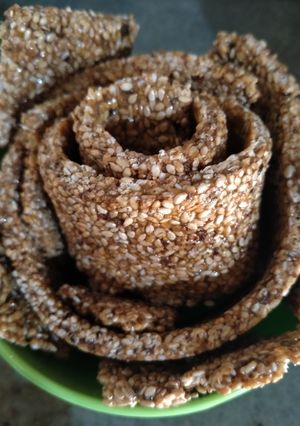 તલની ચીક્કી (Tal chikki Recipe in Gujarati) રેસીપી મુખ્ય ફોટો