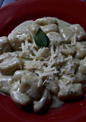 Una foto de Ñoquis con crema de albahaca y ajo