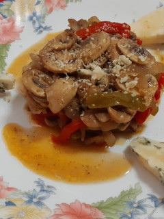 Una foto de Fritada de champiñones y pimientos con queso Gamonéu