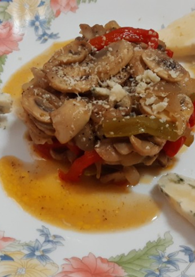 Una foto de Fritada de champiñones y pimientos con queso Gamonéu