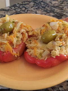 Una foto de Morrones rellenos con arroz y verduras
