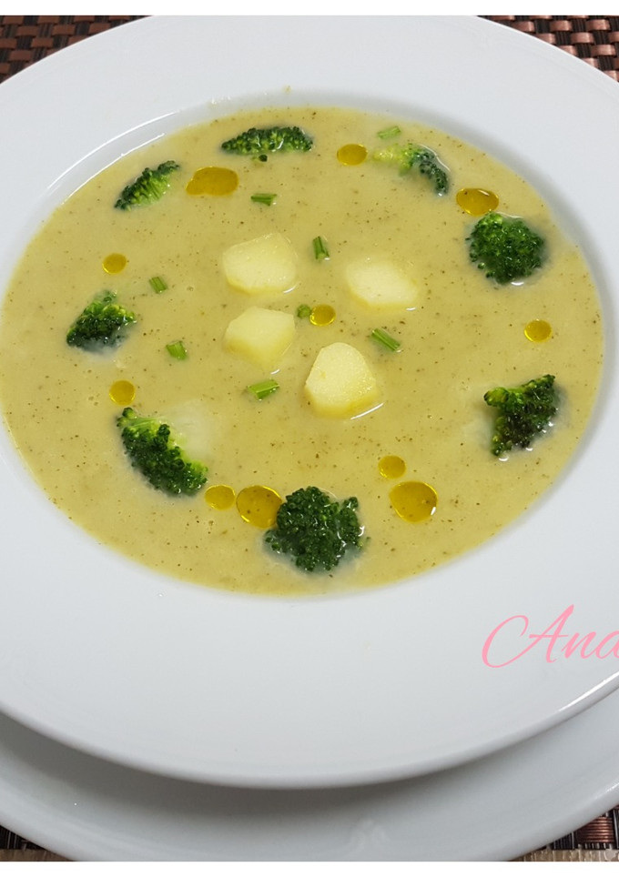 Una foto de Crema de brócoli con manzana