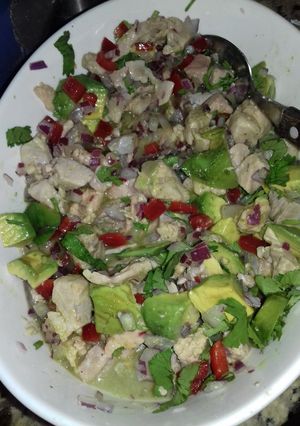 Una foto de Ceviche de salmón con palta