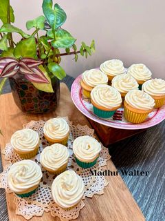 प्रीमिक्स वनीला कपकेक (Premix Vanilla Cupcakes) रेसिपी मुख्य फोटो