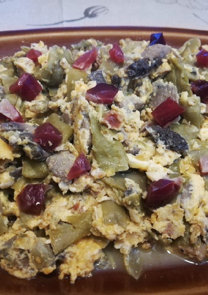 Una foto de Revuelto de champiñones y judías verdes con huevo y jamón