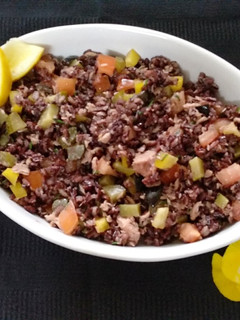 Foto de Salada de Arroz Negro e Atum de Conserva