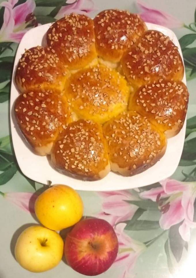 Булочки з яблуками та корицею