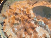 Una foto de pollo en crema con chile chipotle
